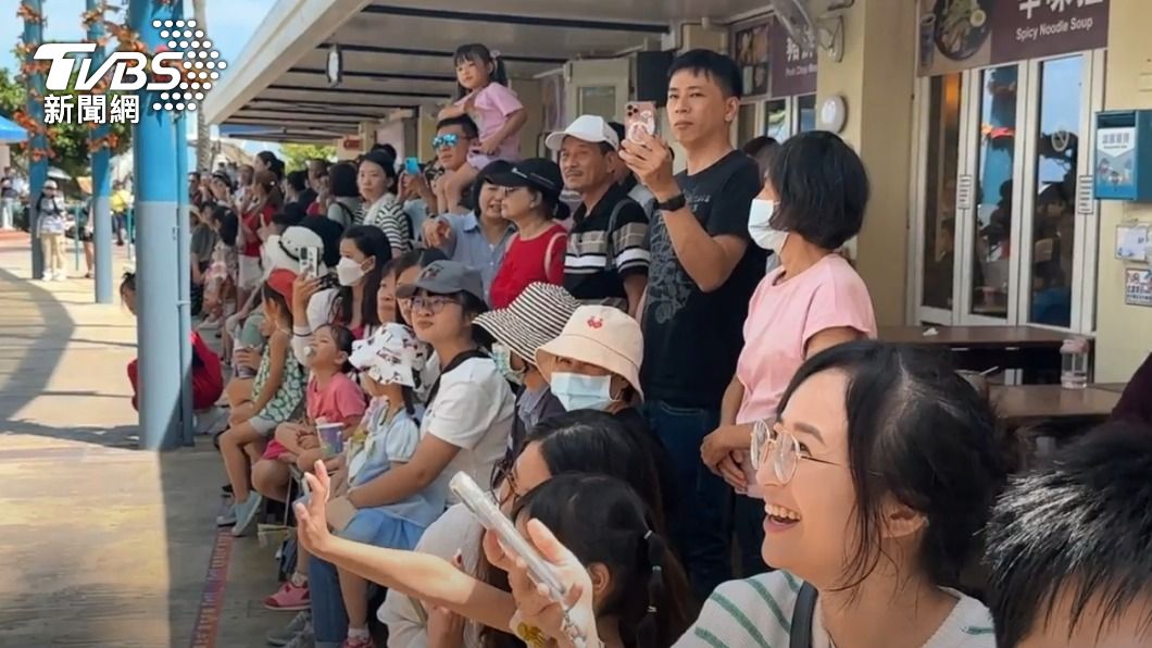 遠雄海洋公園湧現大批人潮。（圖／TVBS）