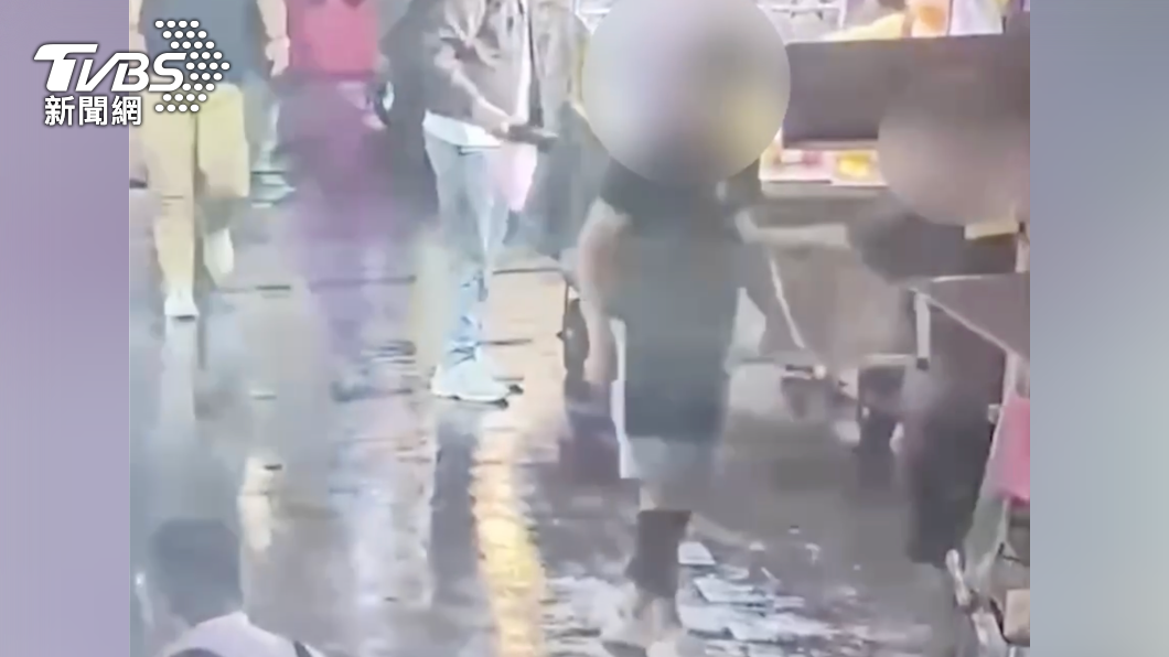 公館夜市地瓜球攤商兄弟黨，因客人排隊路線談不攏爆發衝突。（圖／TVBS）