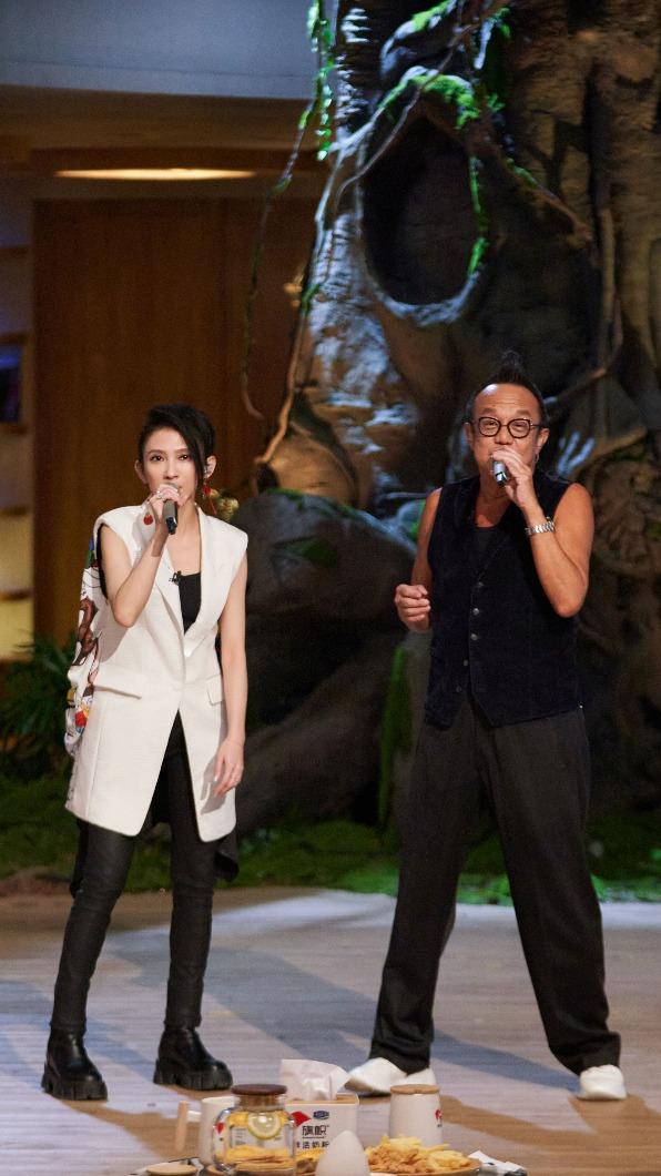 戴佩妮找黃大煒合唱。(圖/湖南衛視提供)