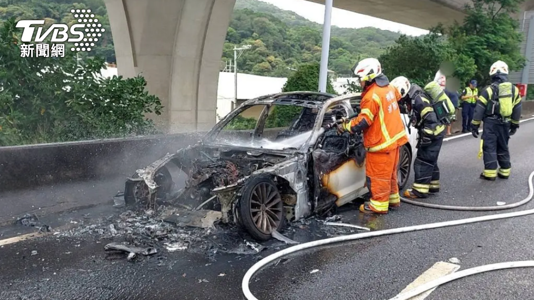 快訊／國道一號桃園段火燒車！BMW燒剩骨架　3人急逃生
