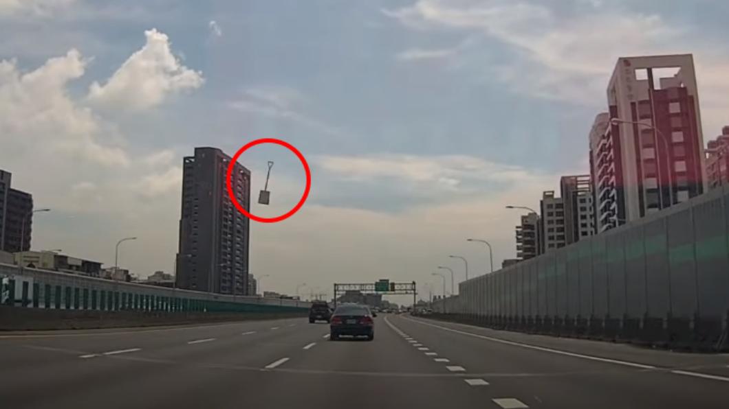 一把鏟子從前方飛來。(圖/翻攝自YouTube頻道「WoWtchout - 地圖型行車影像分享平台」)