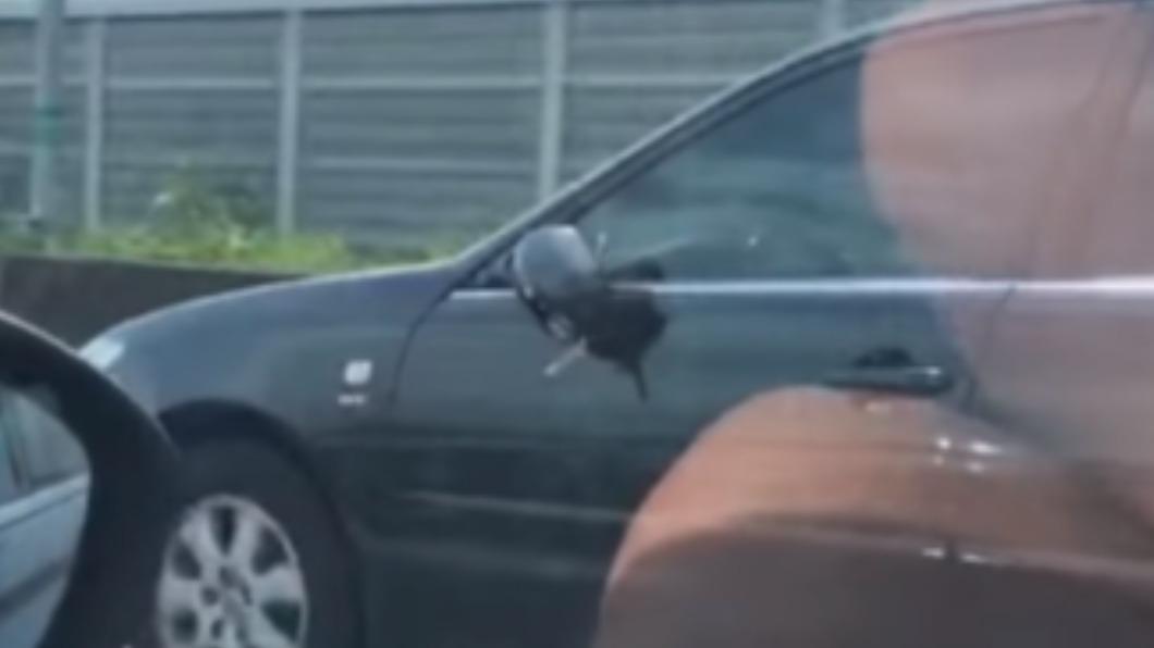 黑色轎車左側後照鏡被鏟子擊中。(圖/翻攝自YouTube頻道「WoWtchout - 地圖型行車影像分享平台」)