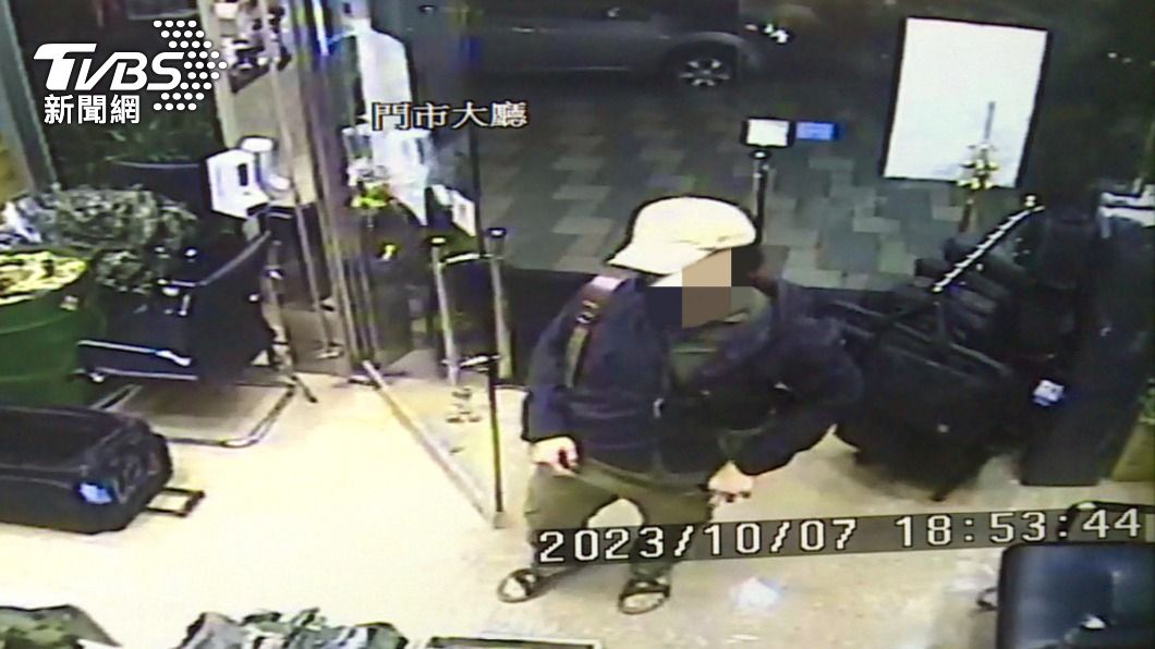 獨/內湖軍品店竄火!男疑試揹背包「動手腳」偷藏引爆器