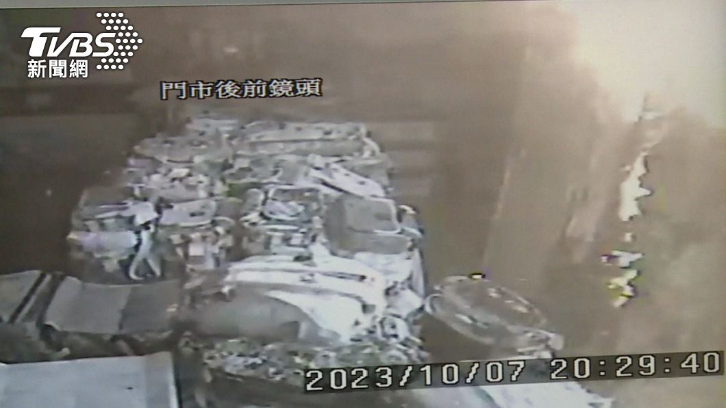 軍用品店內無故發生火警。（圖／TVBS）