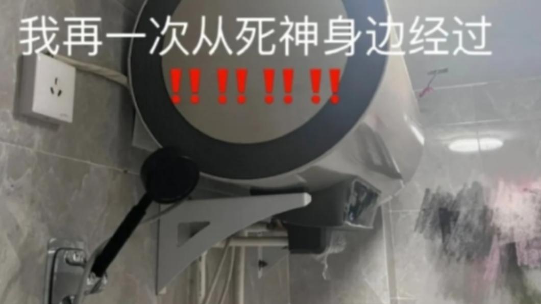 中國大陸女子發文透露家中熱水器插頭異常滾燙,拔下發現整個發黑。(圖/翻攝自微博)