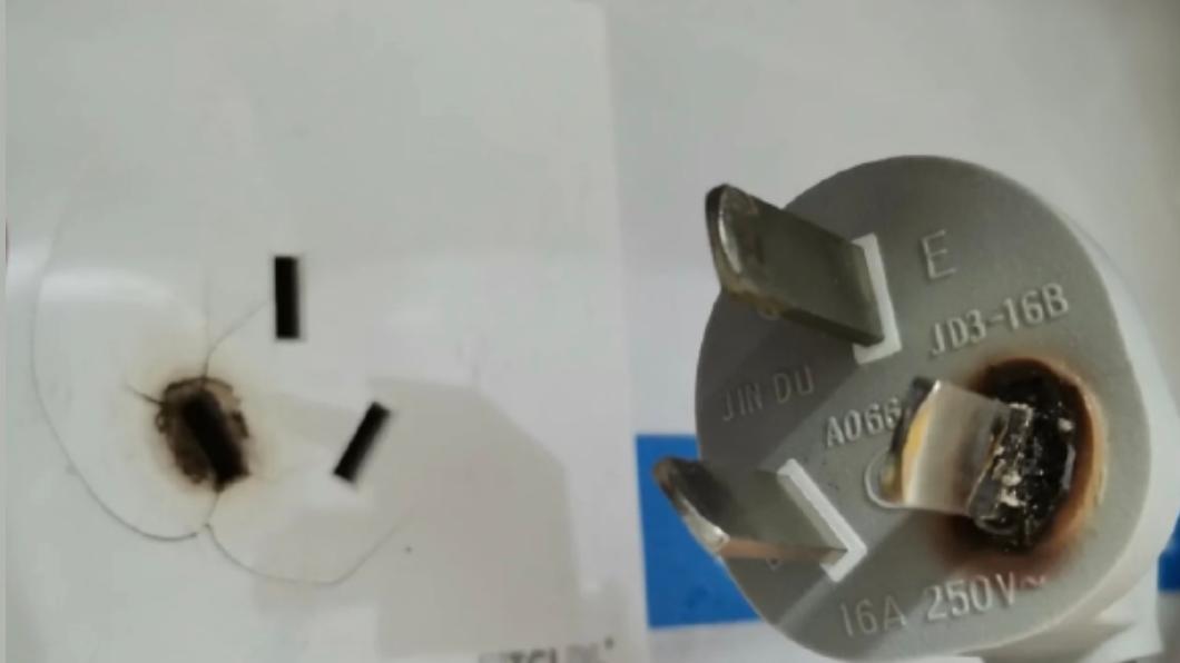 另名網友分享家中發黑插頭。(示意圖,非當事人/翻攝自微博)