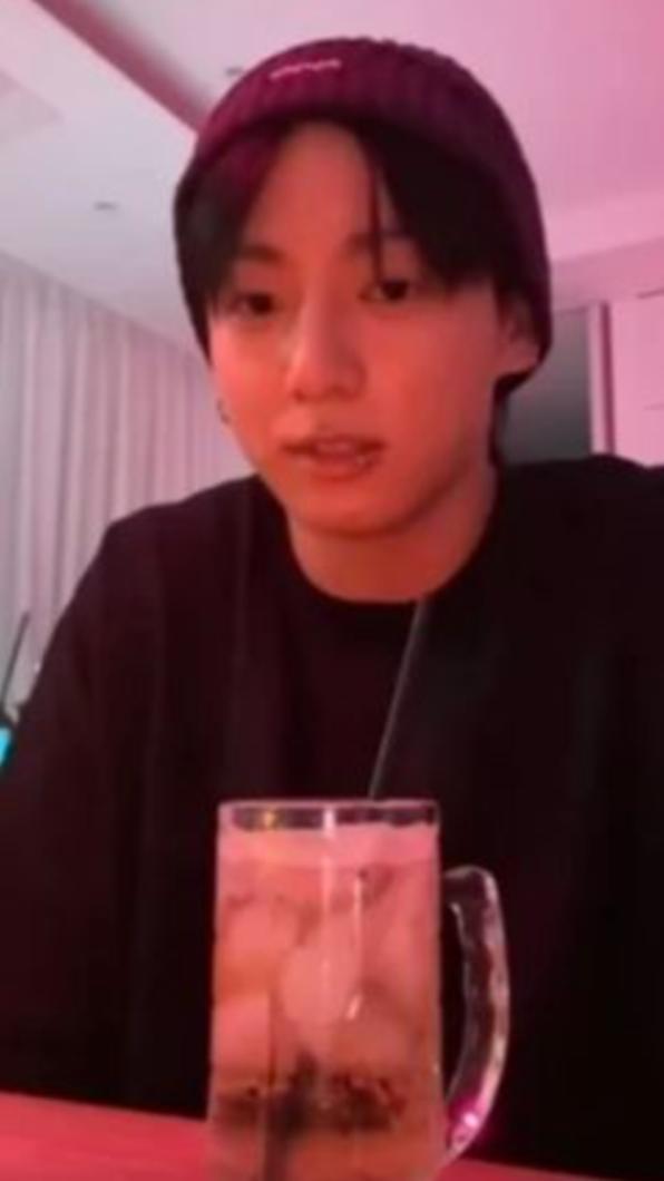 柾國在直播中與粉絲互動。（圖／翻攝自Weverse）