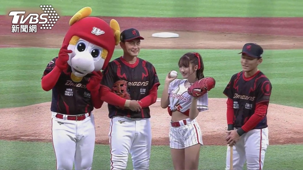 三上悠亞8日在味全龍球場開球。（圖／TVBS資料照）