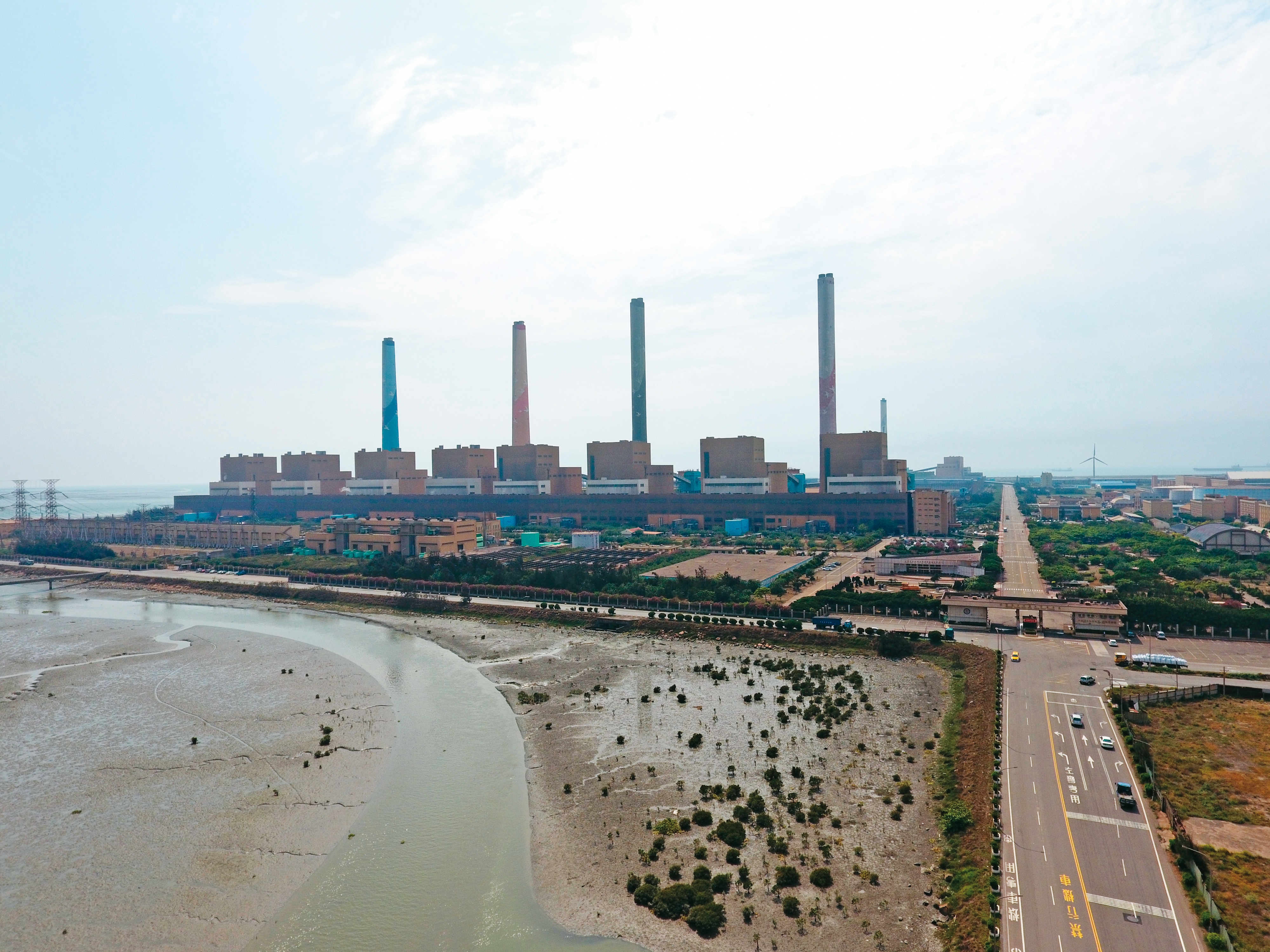 阿琦的屍體，在台中火力發電廠南側海岸的消波塊旁被釣客發現。（圖／鏡週刊）