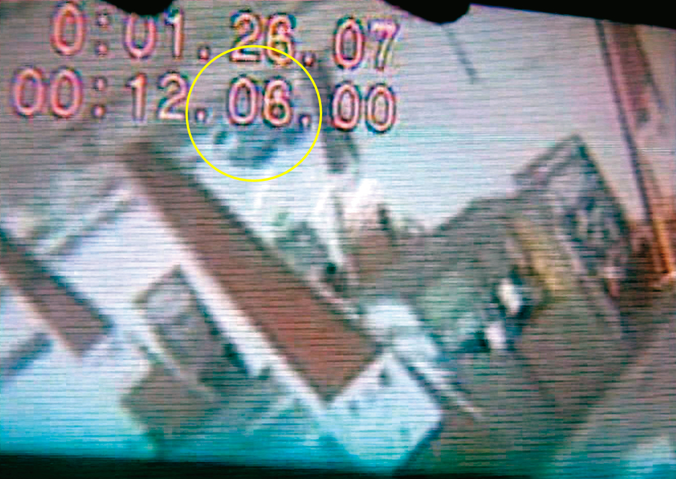 加油站監視器顯示，有人在案發當天早上騎著阿琦的機車離去（黃圈處）。（圖／鏡週刊）