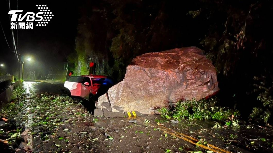 烏來信賢里巨大土石崩落!砸中行進間轎車 7旬夫妻送醫