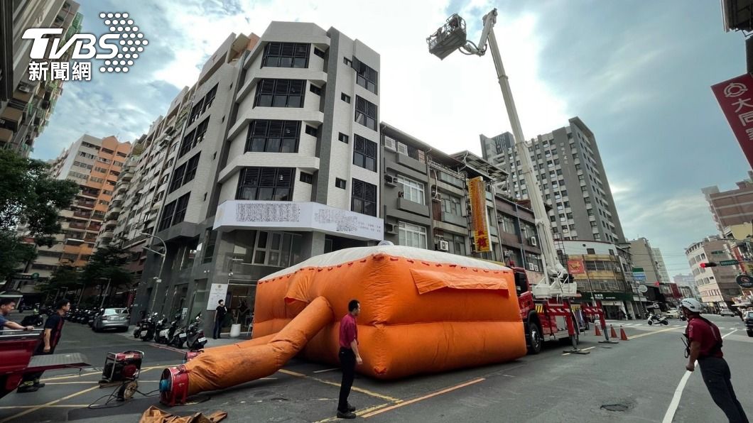高雄夫妻離譜鬧劇！她「睏沒飽」將尪鎖陽台　驚動雲梯車救援