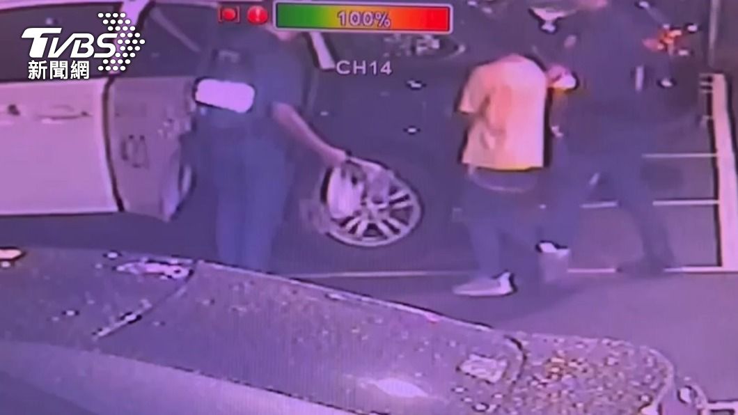 上銬畫面曝!土城母子又鬧事被警帶走 居民喊:謝謝大人