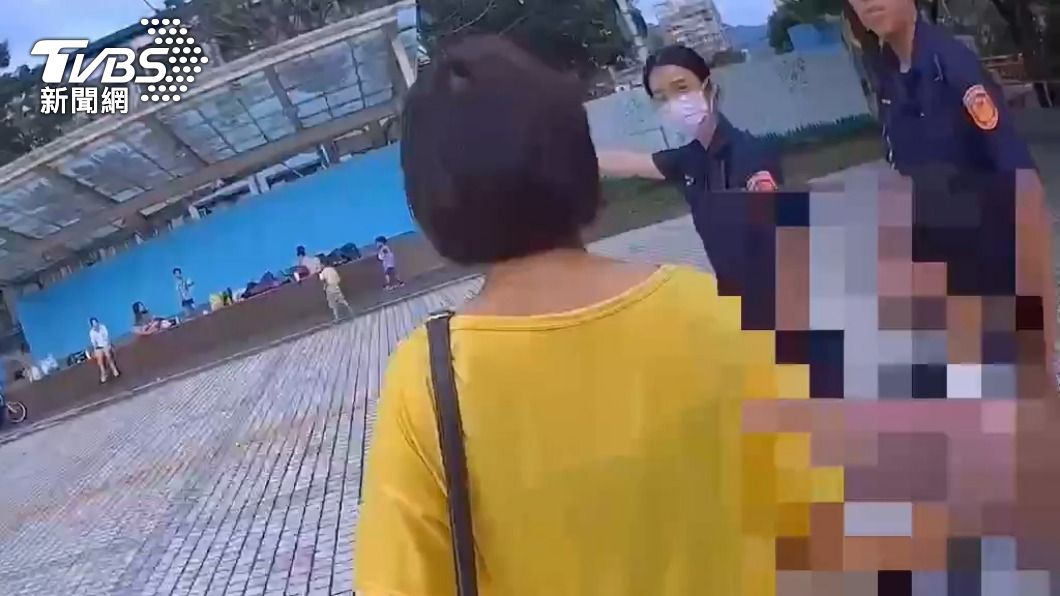 警方將人帶回派出所。(圖/TVBS)