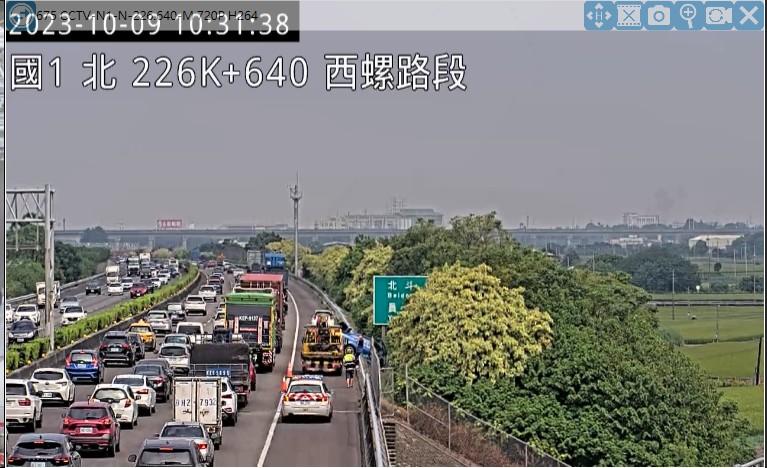 國1北向226公里處發生1輛小客車自撞護欄事故。(圖/高公局)