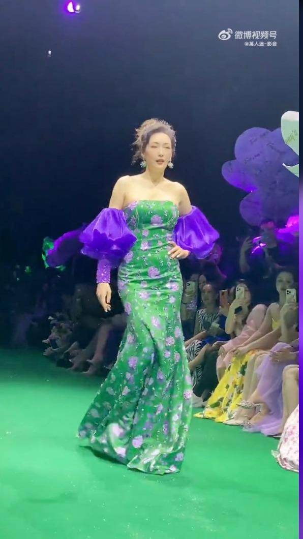 孟廣美日前為深圳時裝周站台走秀,狀態仍相當好。(圖/翻攝自萬人迷影音微博)