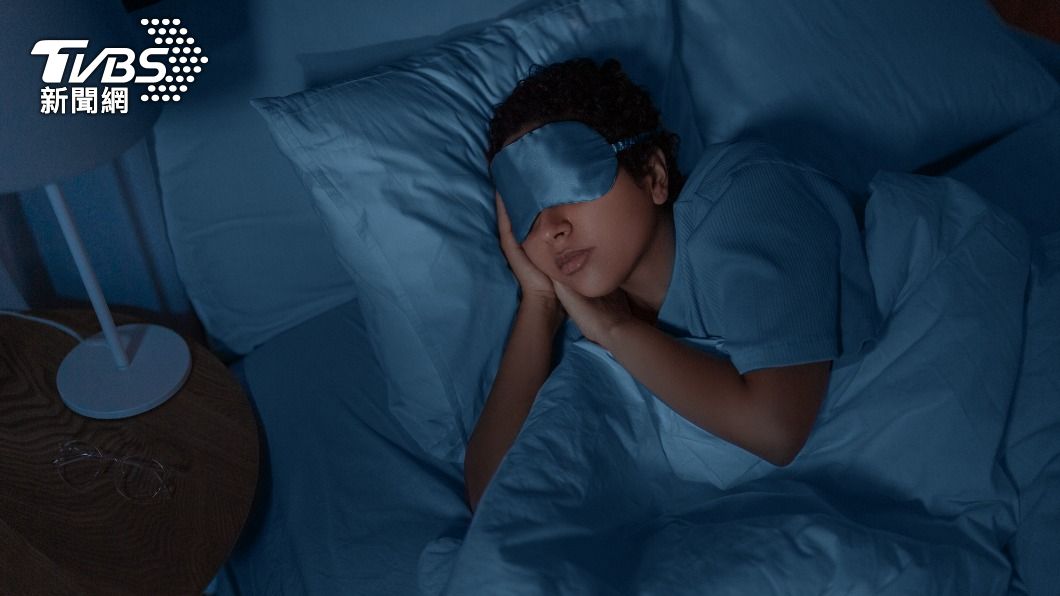 淺眠、睡眠困難是更年期常見的症狀之一。（示意圖／shutterstock達志影像）