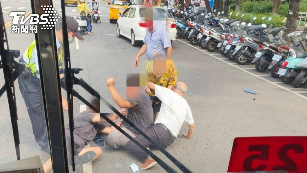 台中3車小擦撞！陌生路人突衝出揮拳　挨揍駕駛心臟病發身亡