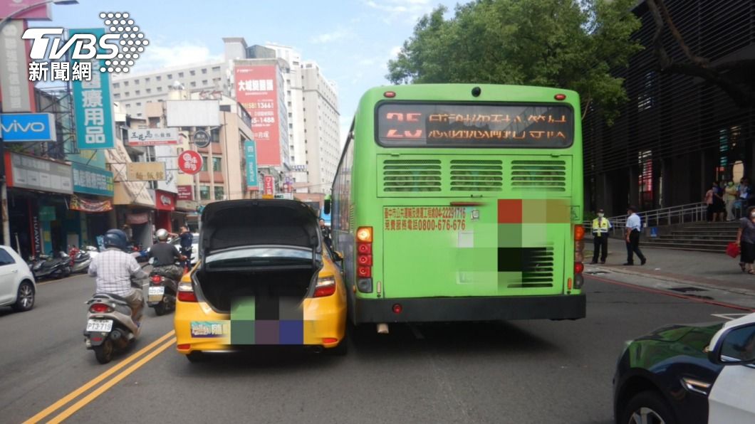 公車司機為了閃避小客車與計程車發生擦撞。(圖/TVBS)
