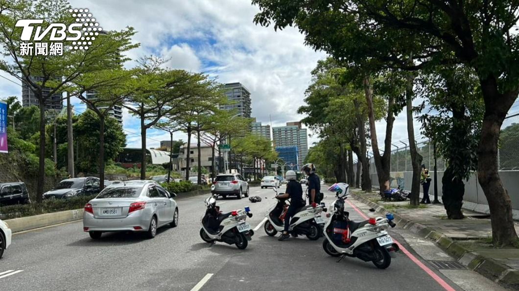 警方獲報後趕抵現場。(圖/TVBS)