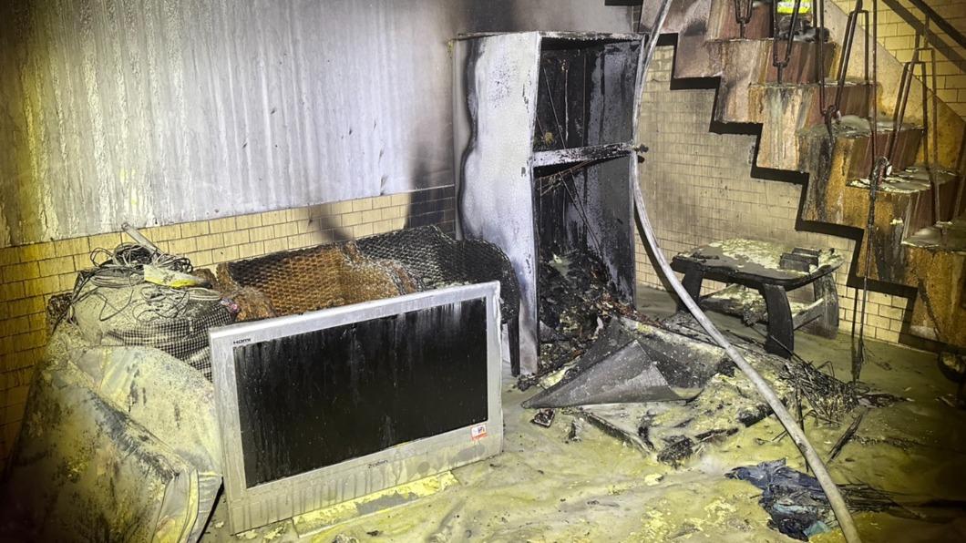 基隆市消防局出動１３輛２７人前往搶救，順利將２名女子從２樓陽台救下，起火點位於一樓。（圖／基隆市消防局提供）
