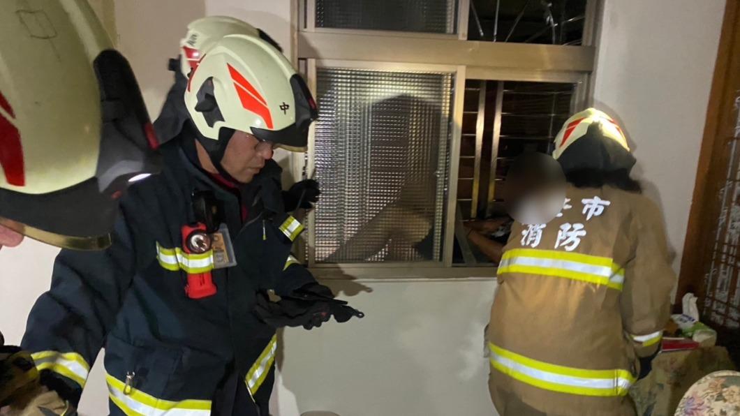 命大!男子6樓墜樓 受困5樓遮雨棚