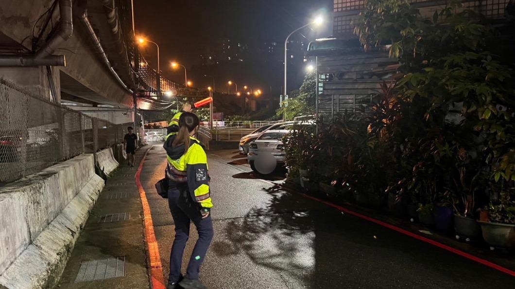 金姓男子當天喝了酒與女友發生爭執，不慎從６樓頂樓失足墜落受困於５樓雨遮。（圖／基隆市警察局提供）