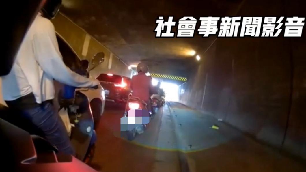 正逢民眾上班時間,機車騎士塞在車陣中。(圖/翻攝自社會事新聞影音)