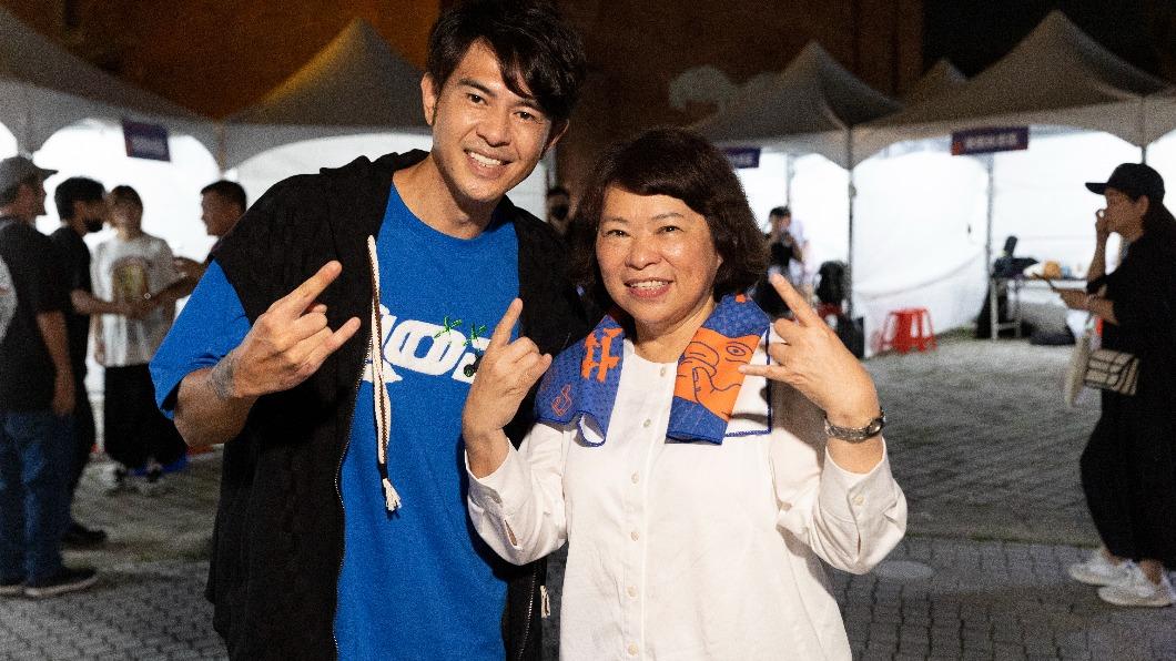 黃玉榮與嘉義市長黃敏惠合影。（圖／三立提供）