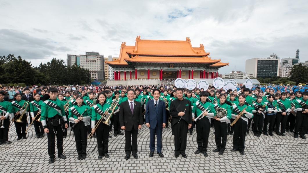 副總統賴清德今下午前往自由廣場，探班國慶大典上表演的各團體。（圖/總統府提供）