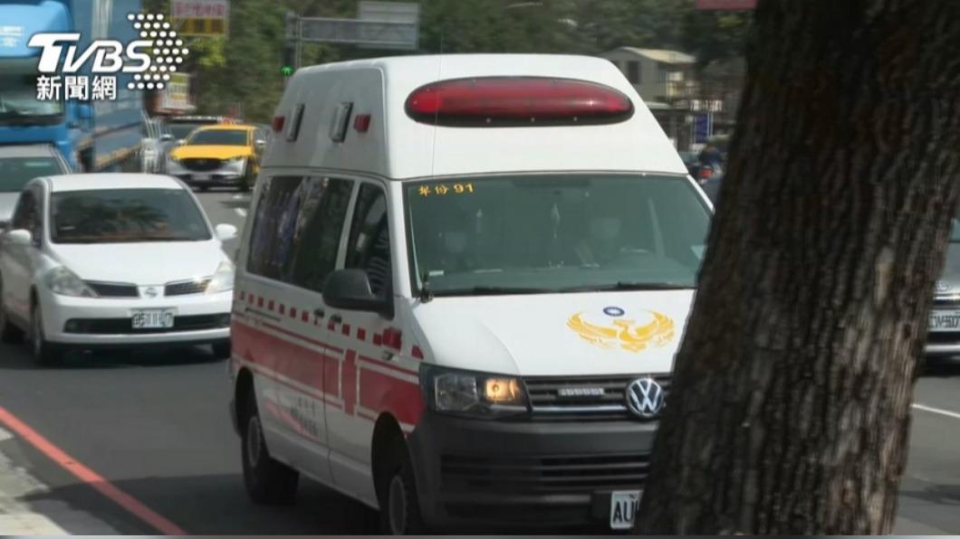 張男睡醒後發現何男躺臥床上已經明顯死亡。(示意圖/TVBS資料照)