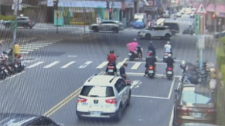 車禍過程。(圖/TVBS)