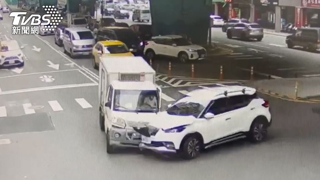 有片/轉彎、直行車猛撞!小貨車失控衝人行道 波及路人釀5傷