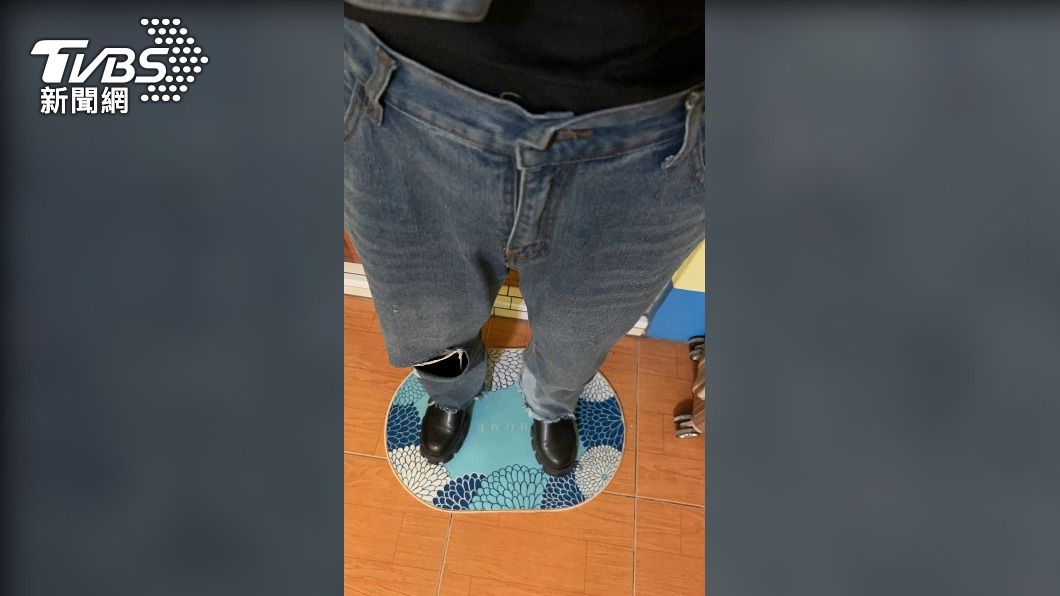 房內只有這塊地墊上才有微弱訊號。(圖/TVBS)