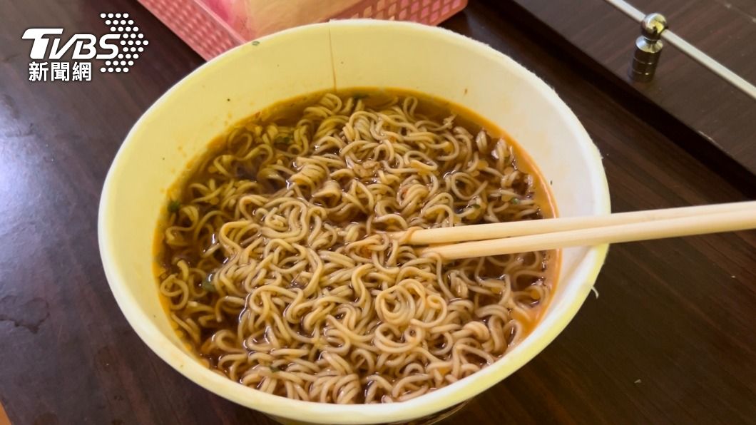 深夜得來不易的牛肉泡麵。(圖/TVBS)