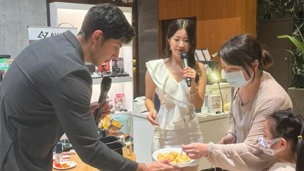 舞陽製作氣炸鍋料理給現場觀眾吃。(圖/EEVO+ Mignon提供)