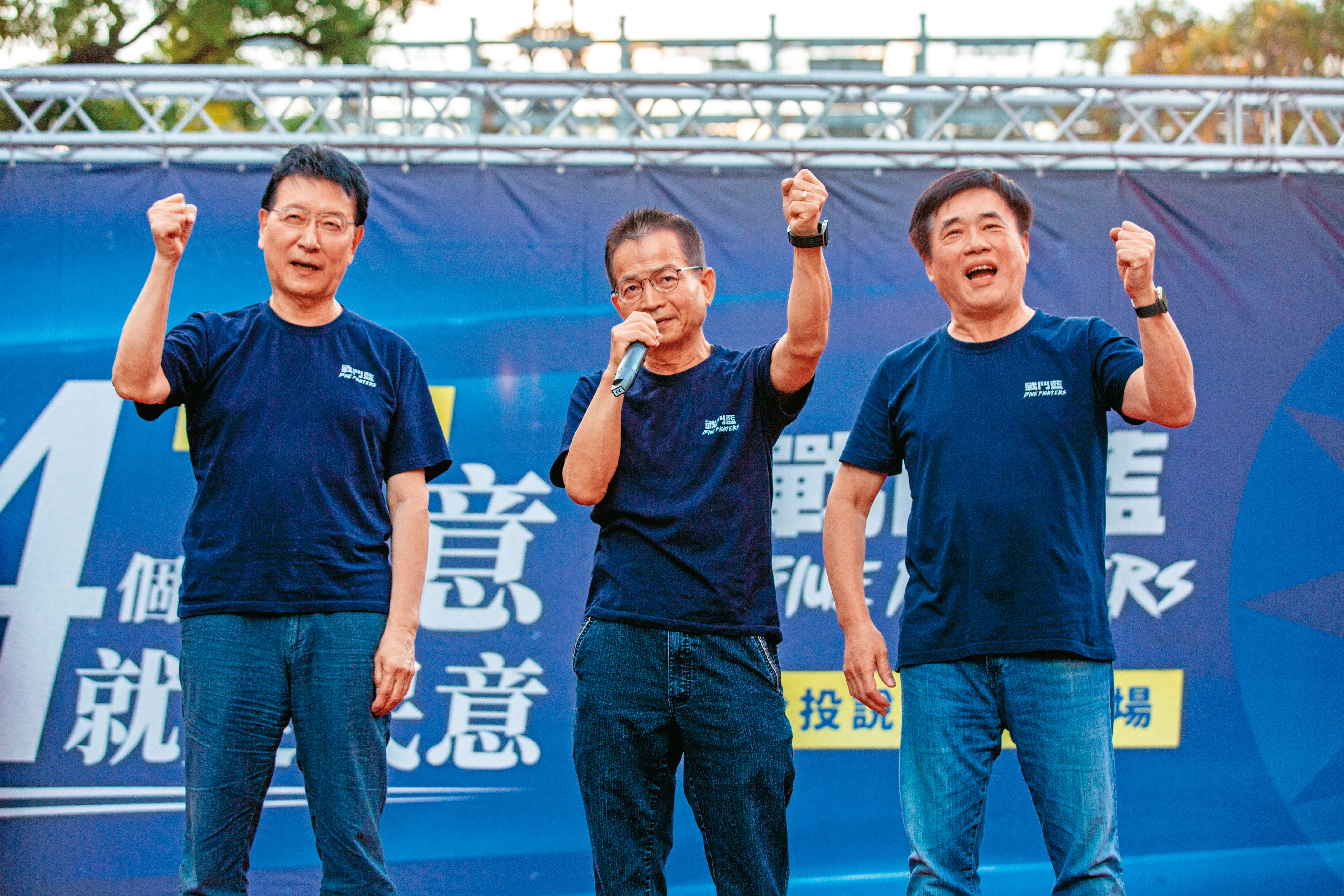 趙少康(左)所領軍的戰鬥藍力推韓國瑜歸隊促藍白合。(圖/鏡週刊提供)