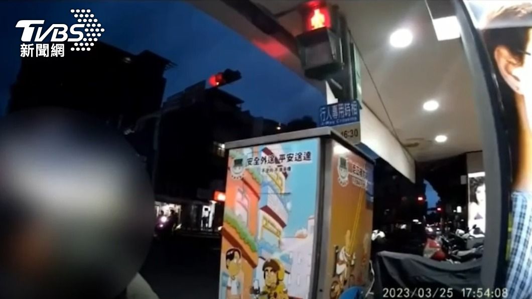 友人喝醉失足摔倒昏迷,歐翁執意要搬動他而遭警員勸阻。(圖/TVBS)