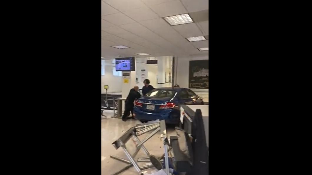 有片／開車衝撞中國駐舊金山領事館　駕駛高喊：中共在哪