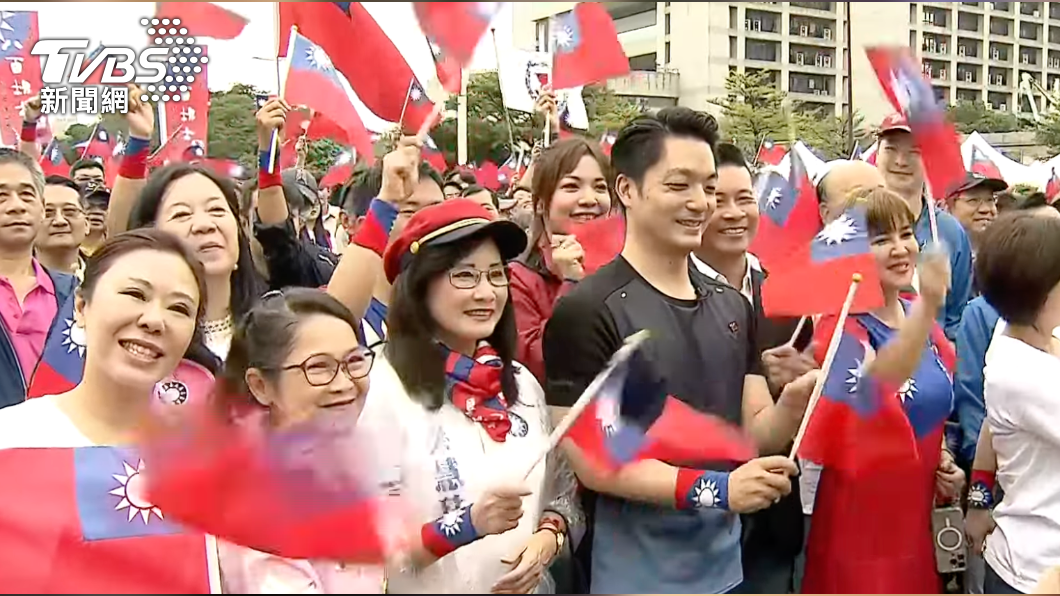 北市府前舉行升旗典禮。(圖/TVBS)