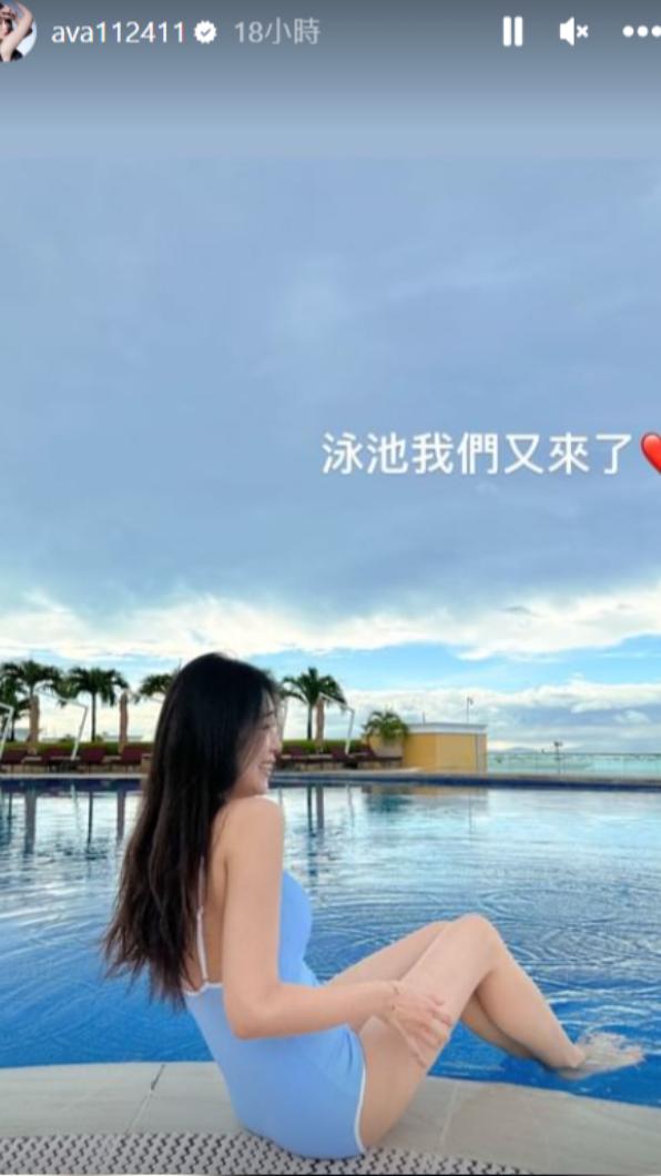 丫頭穿水藍色泳衣到游泳池戲水。（圖／翻攝自丫頭IG）