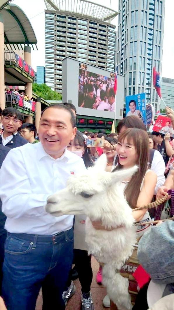 王宥忻同框侯友宜。(圖/固力狗提供)