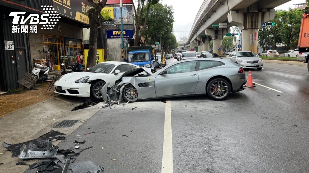 有片/千萬法拉利撞保時捷車頭全爛 「移動房產」車禍眾人嚇呆