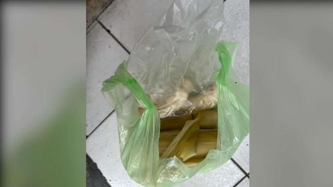 張姓婦人偷偷餵食鄰狗吃糯米腸。(圖/翻攝Facebook愛新莊我是新莊人)