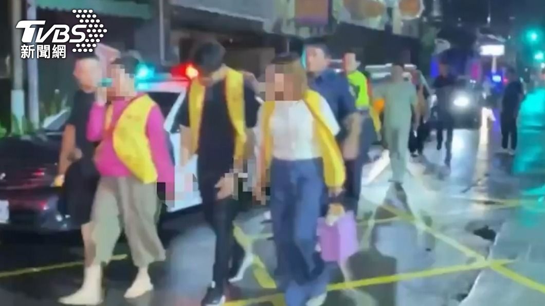警方將賭客及負責人帶回偵辦。(圖/TVBS)