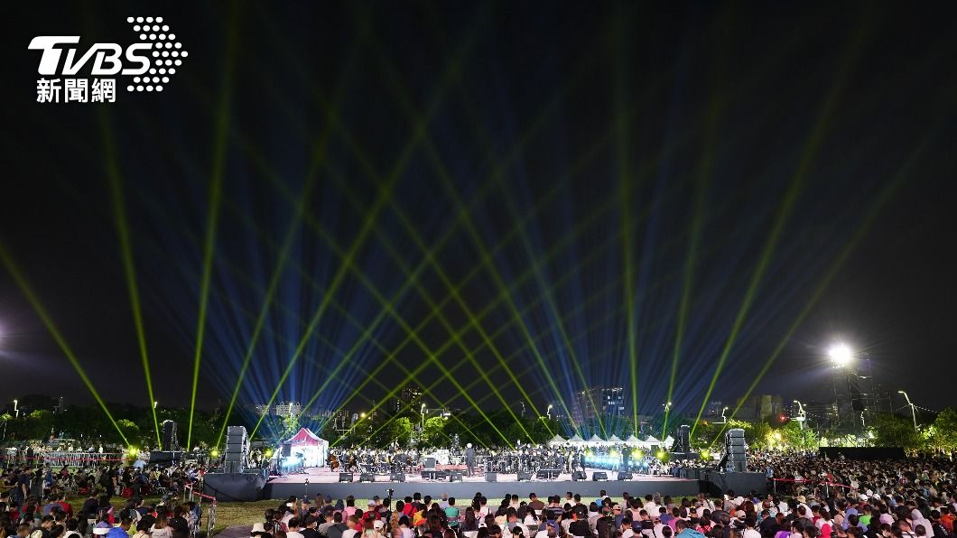 民眾湧入中央公園看表演。(圖/TVBS)