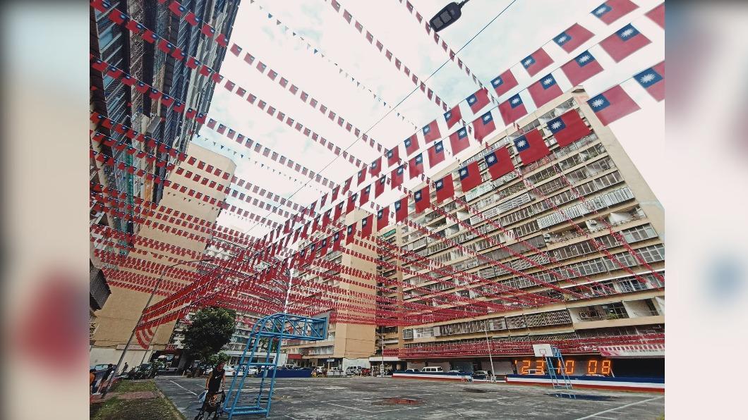 好壯觀!國旗佈滿左營果貿社區「上萬旗海飄揚」民眾搶拍