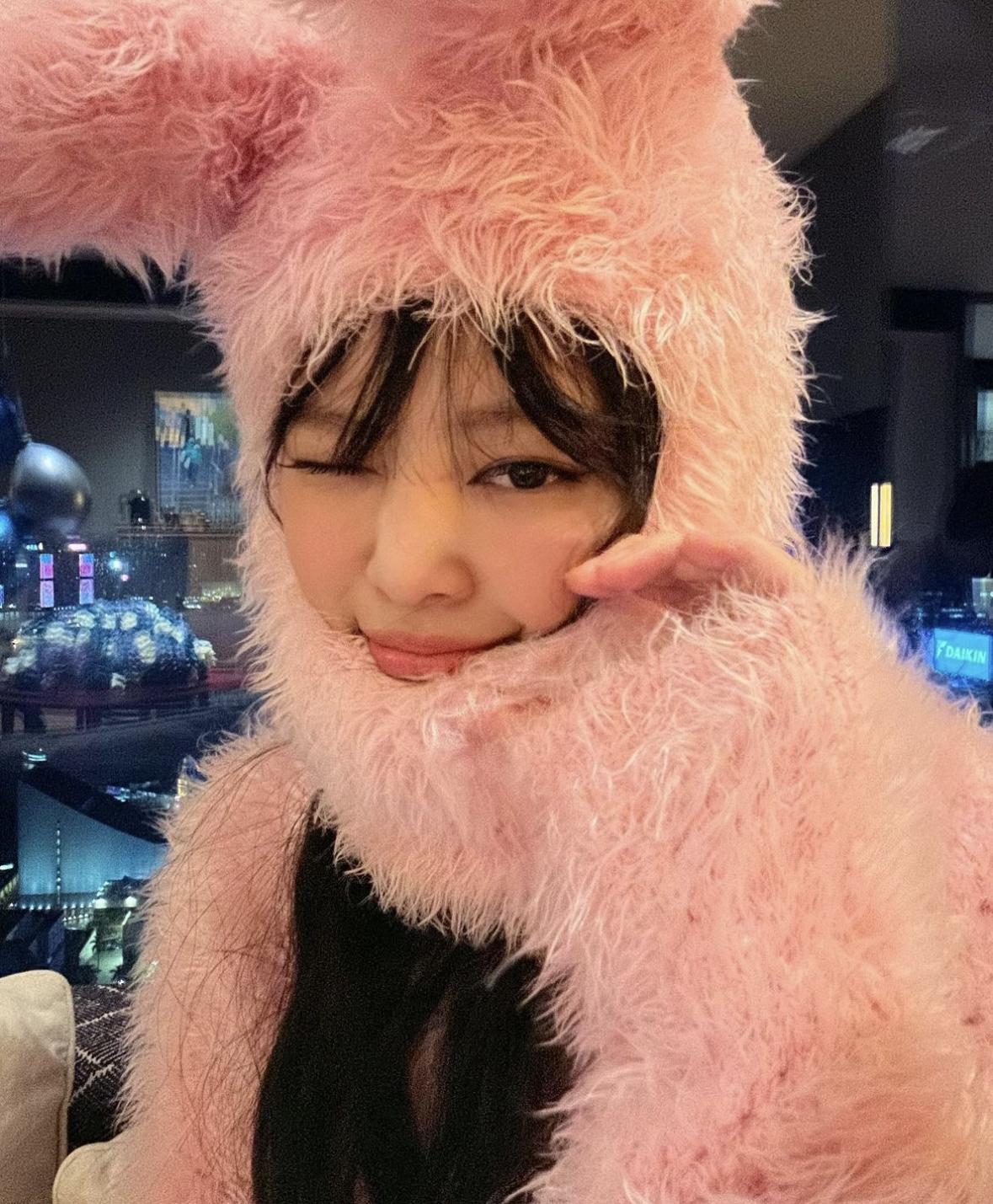 Jennie也曾用過兔耳面罩。(圖/翻攝自Instiz)