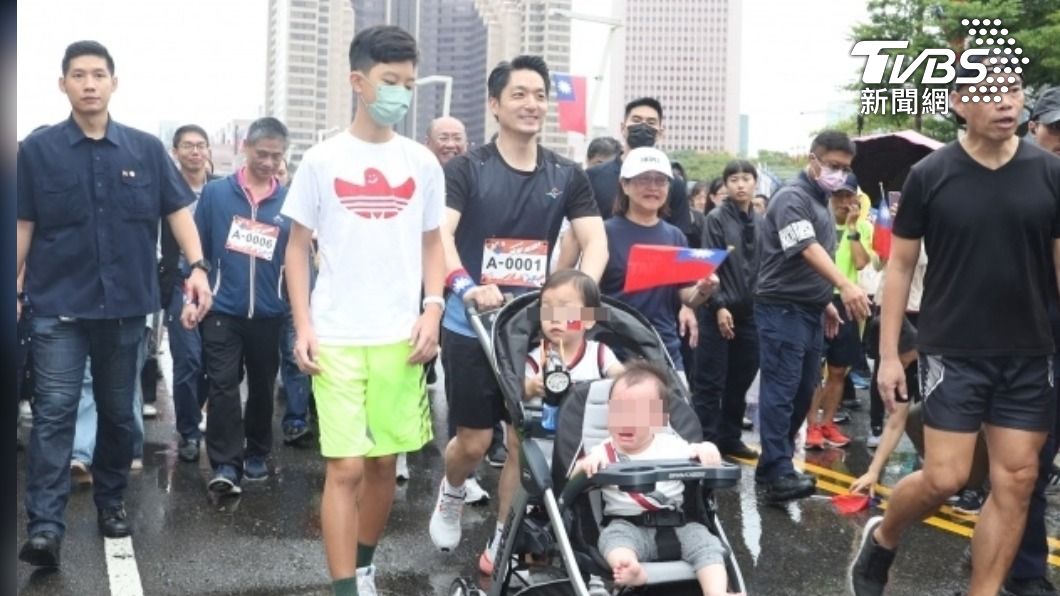 蔣萬安上任後首個國慶!帶「三寶」現身 超萌狂圈粉