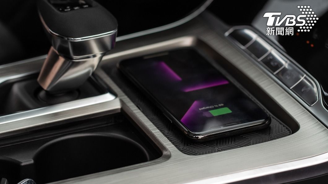 BMW呼籲車主不要使用車内無線充電板。(示意圖/shutterstock 達志影像)